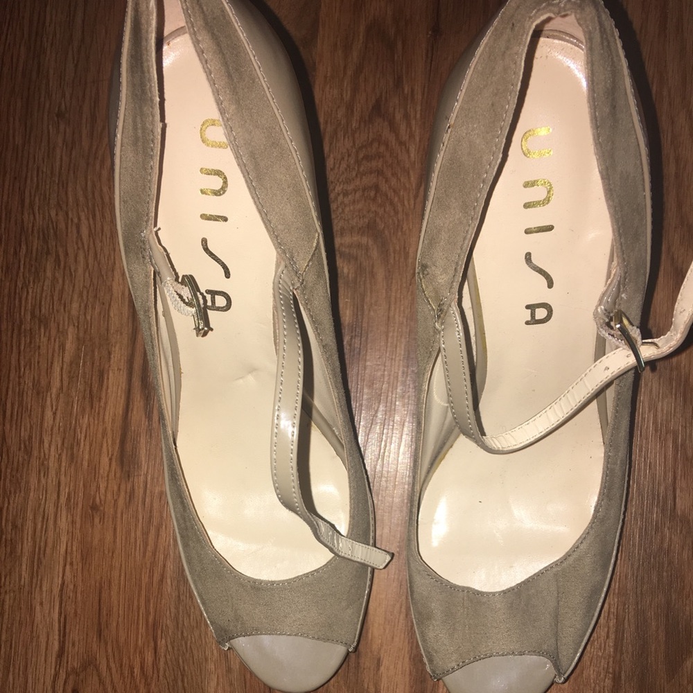 Unisa. 9M. Taupe patent and suede 5inch heels.